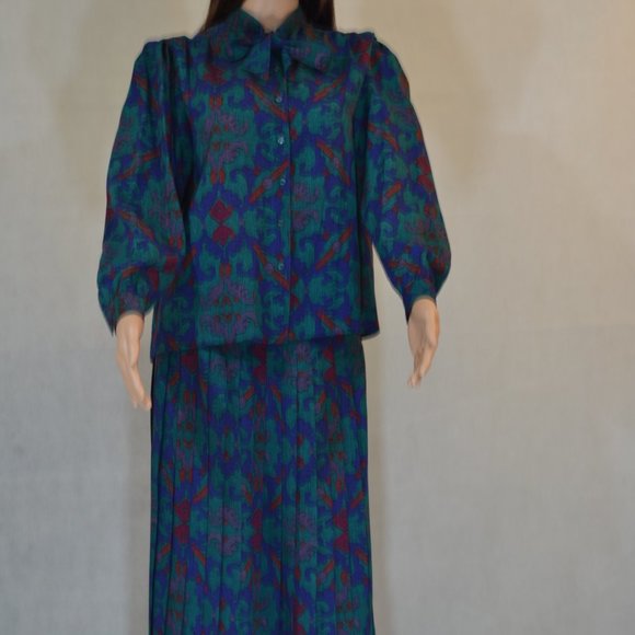 COUNTRY CASUALS PURE NEW WOOL GREEN , PURPLE , RED SKIRT SET SIZE 10 / 12/ 34 - Picture 3 of 11